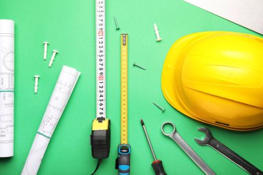 İnşaatçının malzemeleriyle bant ölçümleri ve renk arkaplanı üzerine planlar