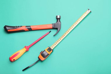 Renkli arka planda inşaatçının malzemeleriyle şerit ölçümü