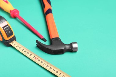 Renkli arka planda inşaatçının malzemeleriyle şerit ölçümü