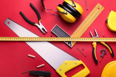 Renkli arka planda inşaatçının malzemeleriyle şerit ölçümü