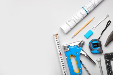 Bantları inşaatçının malzemeleriyle ve beyaz arka plandaki planlarla ölçüyorum.