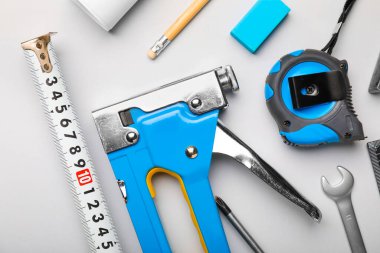 Beyaz arka planda müteahhit malzemeleriyle şerit ölçümü