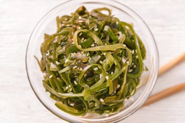 Masada lezzetli yosunlu kase, yakın plan.