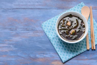 Masada lezzetli yosun çorbası ile kase