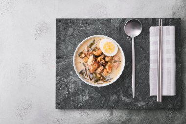 Gri arka planda lezzetli yosun çorbası ile kase