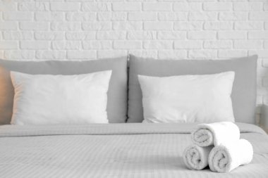 Otel odasındaki yatakta temiz havlular.