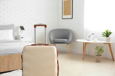 Bavul modern otel odasında.
