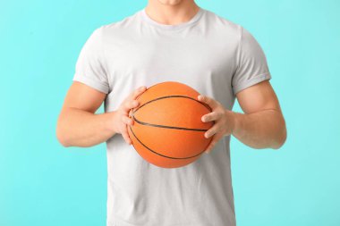 Top renkli arka planda genç bir adam