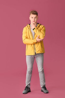 Renkli arka plandaki genç adam