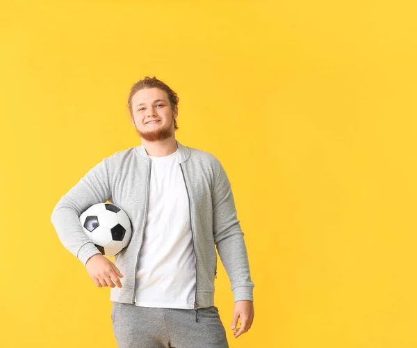 若いです男とともにサッカーボール上の色の背景 — ストック写真