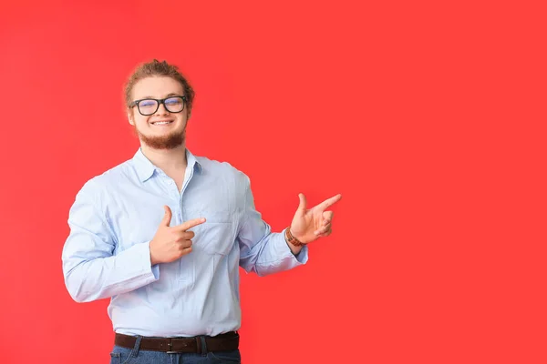 Joven Hombre Negocios Mostrando Algo Sobre Fondo Color —  Fotos de Stock