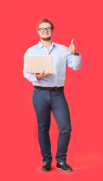 Молодой Бизнесмен Ноутбуком Показывает Большой Палец Вверх Жест Цветном Фоне — стоковое фото