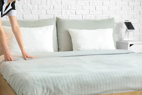 방에서 잠자리를 만드는 체임버 메이드 — 스톡 사진