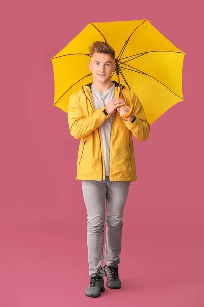 Joven Con Paraguas Sobre Fondo Color —  Fotos de Stock