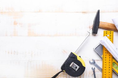 İnşaat malzemeleri ve ahşap arka planla şerit ölçümü