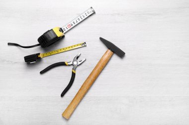 Ahşap arka planda inşaatçı malzemeleriyle mezuraları ölçmek