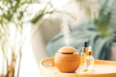 Odadaki masada aroma yağı ayırıcı var.