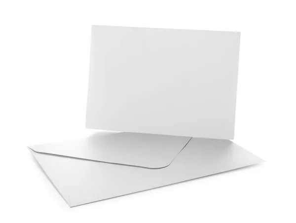 Cartão Branco Com Envelope Sobre Fundo Branco — Fotografia de Stock