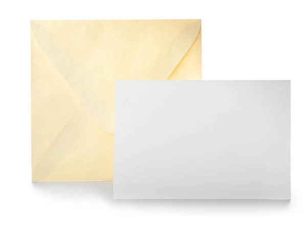 Blanko Karte Mit Umschlag Auf Weißem Hintergrund — Stockfoto