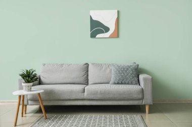 Oturma odasının duvarının yanındaki kanepe.