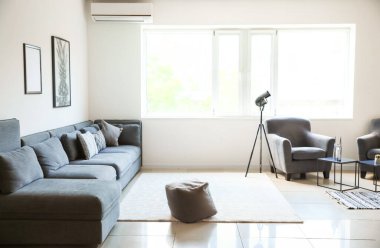 Rahat mobilyaları olan şık bir oturma odası.