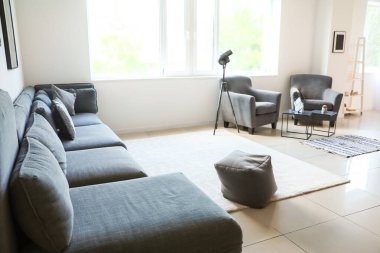 Rahat mobilyaları olan şık bir oturma odası.