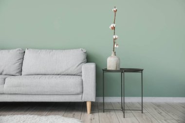 Oturma odasının duvarının yanındaki kanepe.