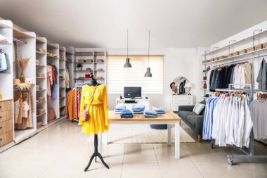 Modern giyim mağazasının iç mimarisi.