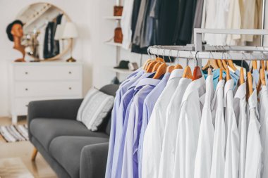 Modern mağazada şık elbiseli bir askı.