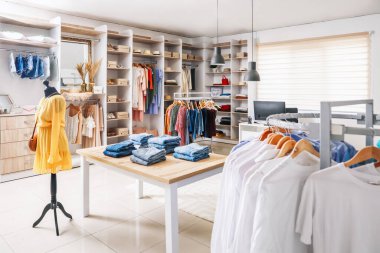 Modern giyim mağazasının iç mimarisi.