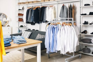 Modern giyim mağazasının iç mimarisi.