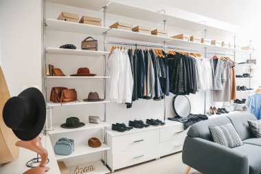 Modern giyim mağazasının iç mimarisi.