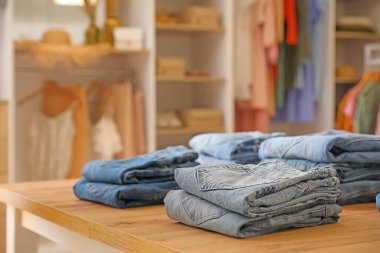 Modern mağazada şık pantolonları olan masa.