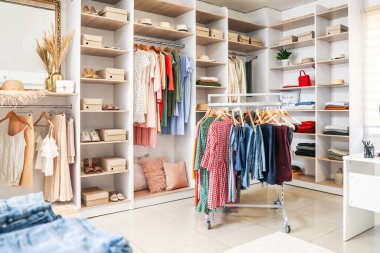 Modern giyim mağazasının iç mimarisi.