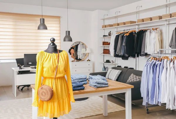 Modern giyim mağazasının iç mimarisi.