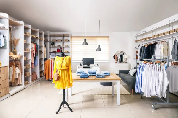 Modern giyim mağazasının iç mimarisi.