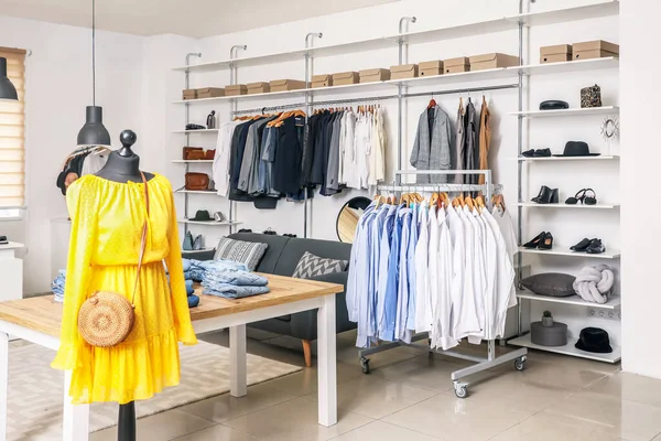 Elegante Interior Tienda Ropa Moderna — Foto de Stock