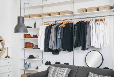 Modern giyim mağazasının iç mimarisi.