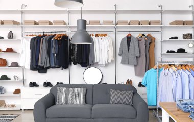 Modern giyim mağazasının iç mimarisi.