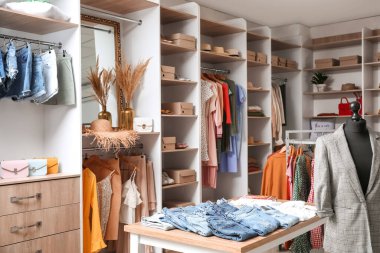 Modern giyim mağazasının iç mimarisi.