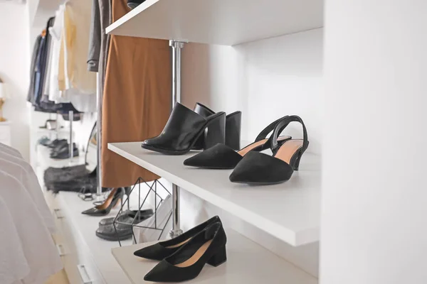 Estantes Con Zapatos Elegantes Tienda Moderna — Foto de Stock