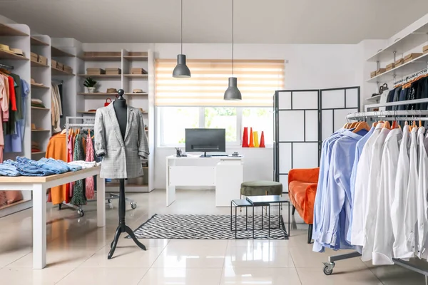 Modern giyim mağazasının iç mimarisi.