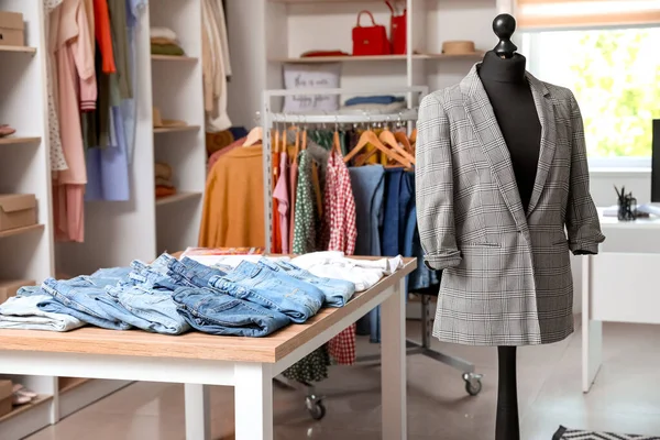 Modern giyim mağazasının iç mimarisi.