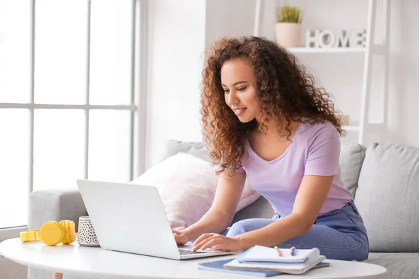 Giovane Donna Che Utilizza Computer Portatile Apprendimento Online Casa — Foto Stock