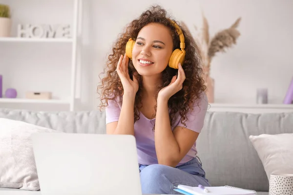 Young Woman Using Laptop Online Learning Home — Stock Photo, Image