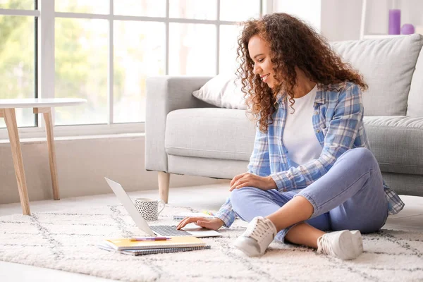 Young Woman Using Laptop Online Learning Home — Stock Photo, Image