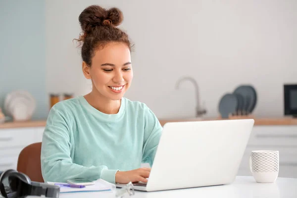 Молода Жінка Використовує Ноутбук Онлайн Навчання Вдома — стокове фото