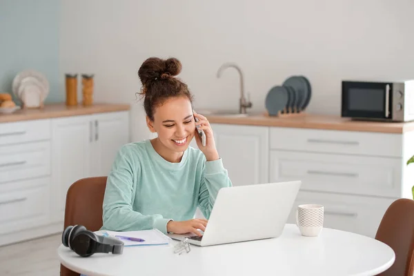 Young Woman Using Laptop Online Learning Home — Stock Photo, Image