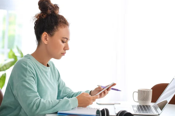 Jonge Vrouw Die Tablet Computer Gebruikt Voor Online Leren Thuis — Stockfoto