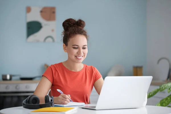 Mladá Žena Pomocí Notebooku Pro Online Učení Doma — Stock fotografie